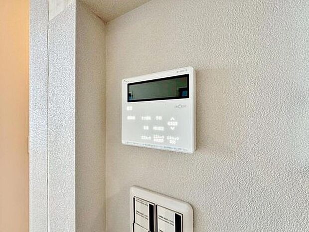 【オートバス】お風呂場と台所に操作リモコンがあり、キッチン近くにある給湯リモコンは、お料理の最中でもリビングで寛いでいるなかでもボタン一つで簡単に沸かせて便利ですね。