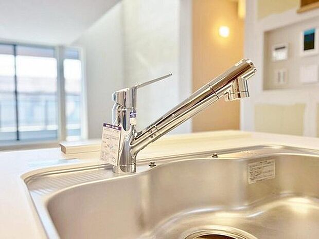 【浄水器一体型水栓】クリアな水が毎日使え、見た目にもスマートな浄水器一体型。お米を炊いたりする際には浄水機能をつかうこともできて、人気の商品です。