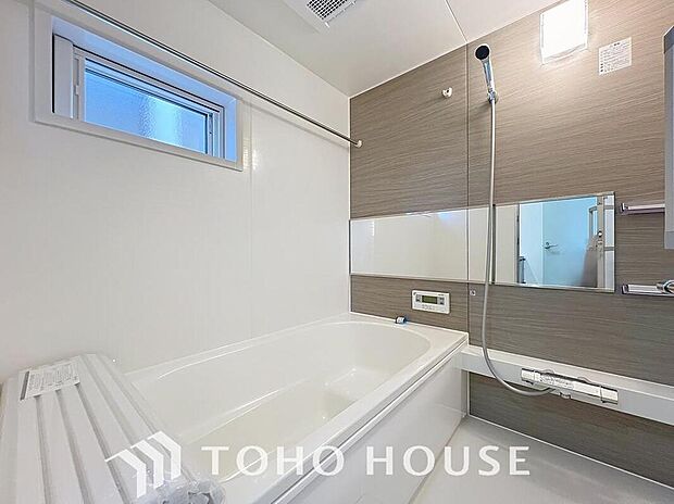 【浴室】癒しの空間バスルームです。天気に左右されずに洗濯物を乾かせる、浴室乾燥機&オートバス機能付きです。