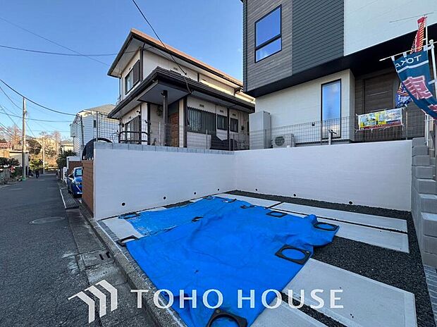 【駐車場】【EV充電コンセント対応♪】
ファミリーカーの需要が多い中、駐車場も広めに確保いたしました。