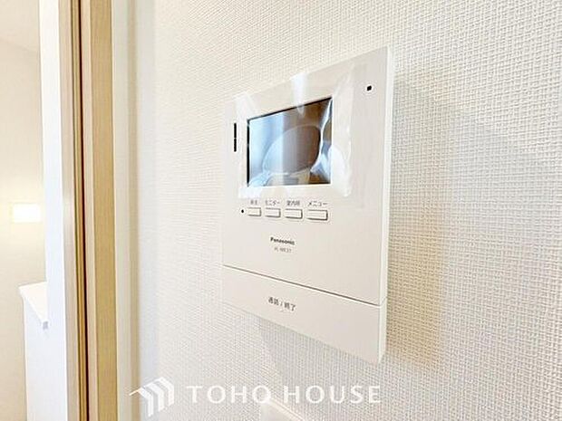 【モニター付きインターホン】「見える安心」をカタチにしました。誰が来てもわかる様にモニター付きインターホンを設置。家事導線を考慮した個所に設置し、防犯性と利便性に優れ快適と安らぎを合わせた優しい設計。