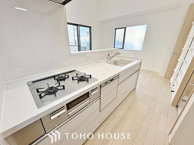 【キッチン】【対面式キッチン仕様】
キッチンスペースは、ゆとりの広さを確保!開放的な対面式キッチンなので、ご家族との会話を楽しうことはもちろん、お子様を見守りながら家事時間を進められます♪