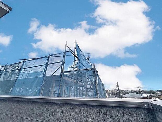 【住戸からの眺望写真】穏やかな街並みを一望しながら、爽やかな風と柔らかく降り注ぐ陽光を感じて頂けます。心地良い開放感が暮らしにゆとりと充足感をもたらします。