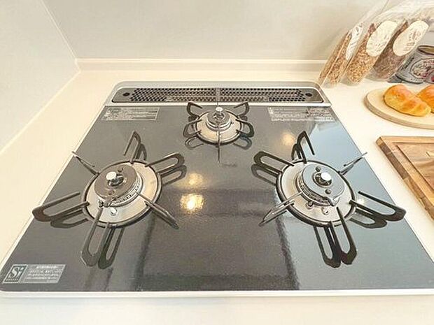 【3口ガスコンロ】見た目に美しく使いやすさにも優れ、吹きこぼれ等のお掃除も簡単。3口コンロで忙しくても同時に調理ができるので便利ですね。