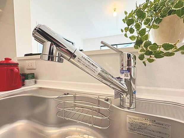【浄水器一体型水栓】クリアな水が毎日使え、見た目にもスマートな浄水器一体型。お米を炊いたりする際には浄水機能をつかうこともできて、人気の商品です。