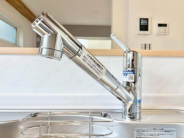 【浄水器一体型水栓】クリアな水が毎日使え、見た目にもスマートな浄水器一体型。お米を炊いたりする際には浄水機能をつかうこともできて、人気の商品です。