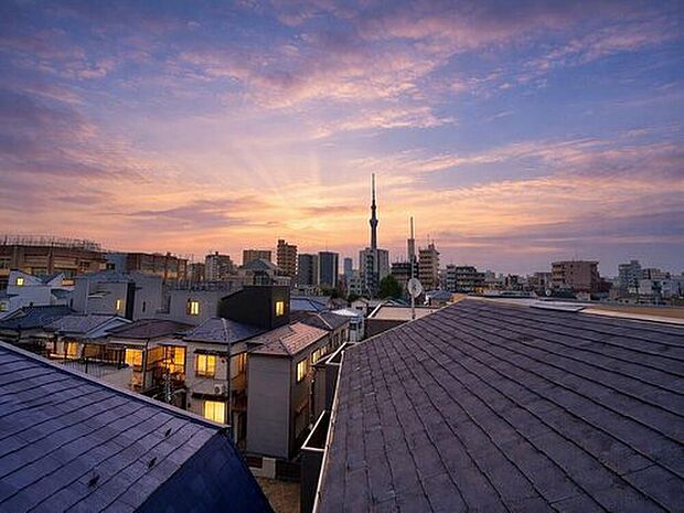 【住戸からの眺望写真】穏やかな街並みを一望しながら、爽やかな風と柔らかく降り注ぐ陽光を感じて頂けます。心地良い開放感が暮らしにゆとりと充足感をもたらします。