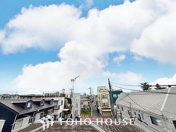 【住戸からの眺望写真】穏やかな街並みを一望しながら、爽やかな風と柔らかく降り注ぐ陽光を感じて頂けます。心地良い開放感が暮らしにゆとりと充足感をもたらします。