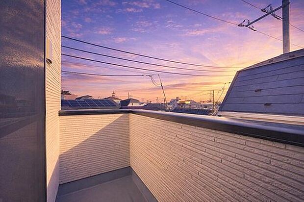 【バルコニー】都市型生活をより快適にコーディネートするかのように、周りの情景とマッチしたバルコニー。住まうご家族の心地よさを最優先したバルコニーでは様々な時間を楽しめます。