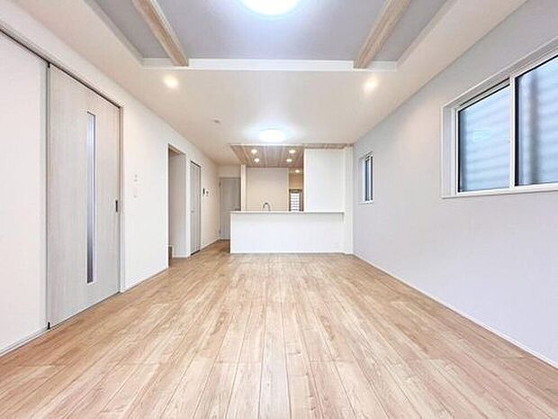 【リビング】広々約20帖のLDK。家族団らんの場やソファーでゆっくりとくつろぐスペースにオススメです♪