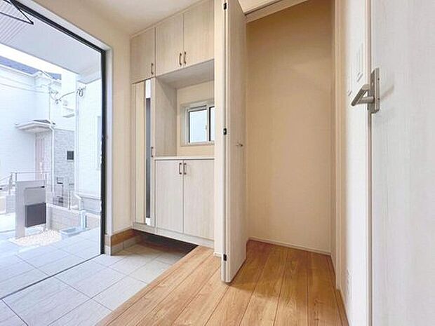 【玄関】玄関には、窓を設けました。窓からの陽光がたっぷりと取り込めます。明るい玄関でお客様をお迎え出来ますね。