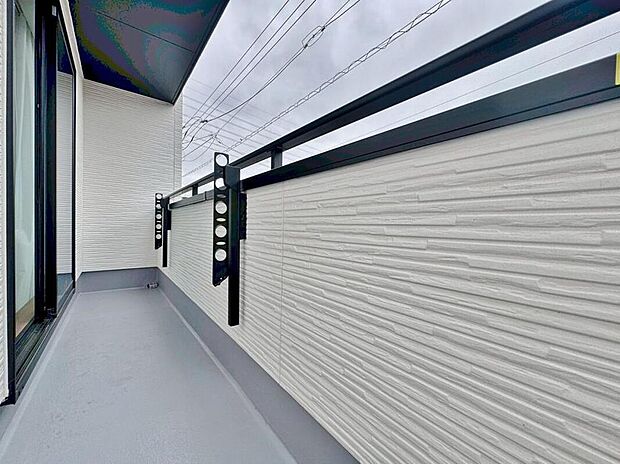 【バルコニー】めいっぱいの光と風を感じ、ゆるやかに時間を紡ぐバルコニーです。日々の疲れを忘れさせてくれるかのような伸びやかで心安らぐ眺めです。