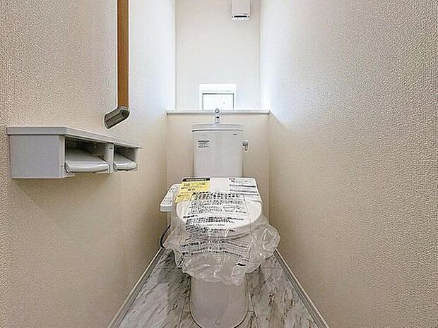 【温水洗浄便座付きトイレ】トイレは快適な温水洗浄便座付です。清潔感のあるホワイトで統一しました。いつも清潔な空間であって頂けるよう配慮された造りです。
