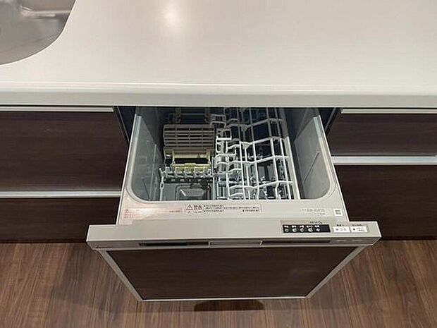 【食器洗浄機】通常の手洗いでは使用出来ないほど高温のお湯や高圧水流を使うことにより汚れを効果的に落とすことができる。殺菌効果が非常に高く哺乳瓶などを使う家庭で需要が高く大変便利。