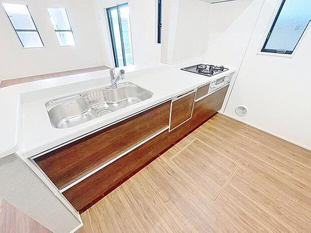 【キッチン】作業スペースを多くとった対面キッチン。夫婦そろってキッチンに立っても調理がしやすくゆとりある広さ。食器類もすっきりと片付く収納力が期待できます。家事をしながら会話も弾みます。