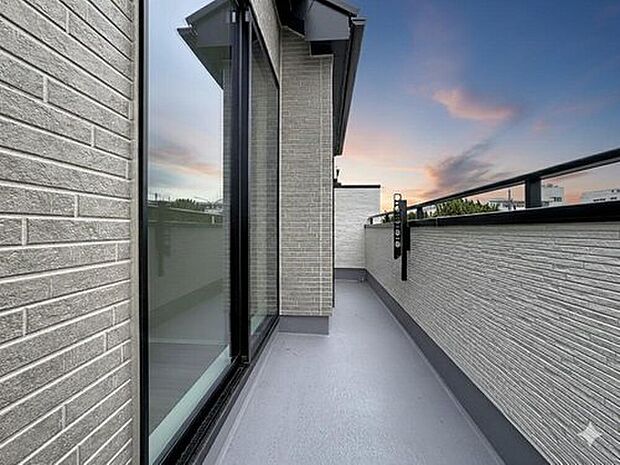 【バルコニー】バルコニーは、ご家族のお布団やシーツもまとめて干せるゆとりある広さになっています♪