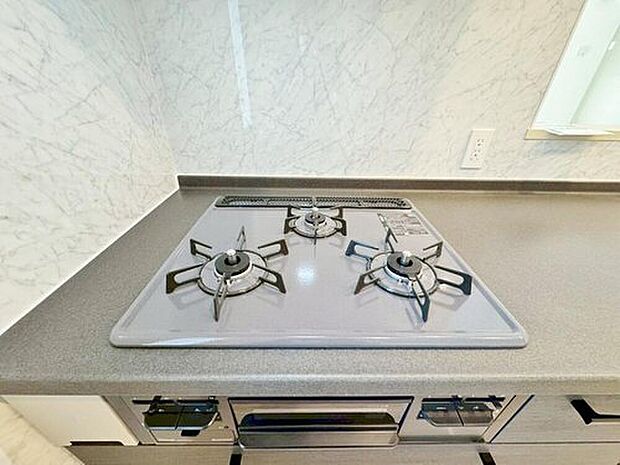 【3口ガスコンロ】効率よくお料理ができる3口ガスコンロ。忙しい日々での強い家族の味方です。