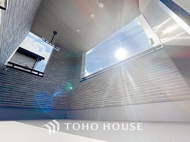 【バルコニー】【雨除けのあるバルコニー♪】
都市型生活をより快適にコーディネートするかのように、周りの情景とマッチしたバルコニー。住まうご家族の心地よさを最優先したバルコニーでは様々な時間を楽しめます。