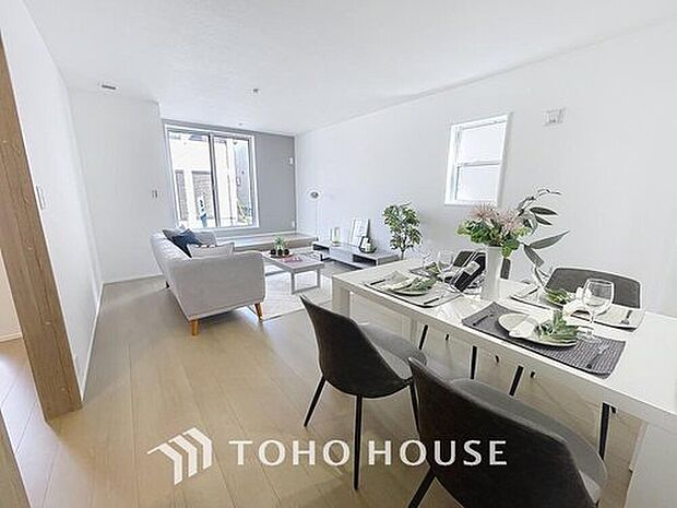 【リビング】広々約17帖のLDK。家族団らんの場やソファーでゆっくりとくつろぐスペースにオススメです♪