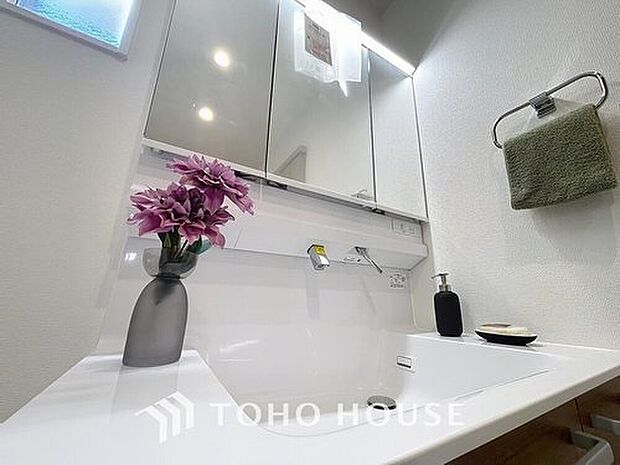 【洗面台・洗面所】身だしなみを整えやすい事はもちろんですが、鏡の後ろに収納スペースを設ける事により、散らかりやすい洗面スペースをすっきりさせる事が出来るのも嬉しいですね。