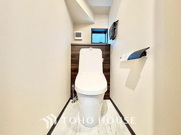 【温水洗浄便座】トイレは快適な温水洗浄便座付です。清潔感のあるホワイトで統一しました。いつも清潔な空間であって頂けるよう配慮された造りです。