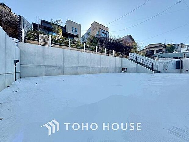 【駐車場】ファミリーカーの需要が多い中、駐車場も広めに確保いたしました。