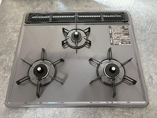 【3口ガスコンロ】毎日料理をする、料理が好き、家族が多くて量を作る必要がある、等の方々にとっては必須の3口コンロ。同時進行で効率アップはもちろん鍋を移動する回数が減り、無駄な動きを軽減することが出来ます。