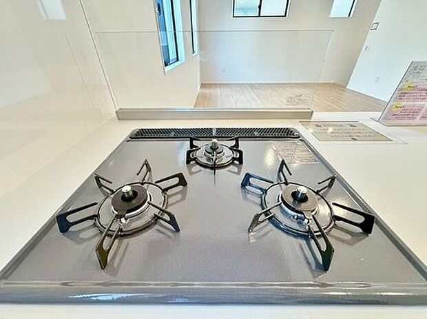 【「3口コンロ」】見た目に美しく使いやすさにも優れ、吹きこぼれ等のお掃除も簡単。3口コンロで忙しくても同時に調理ができるので便利ですね。