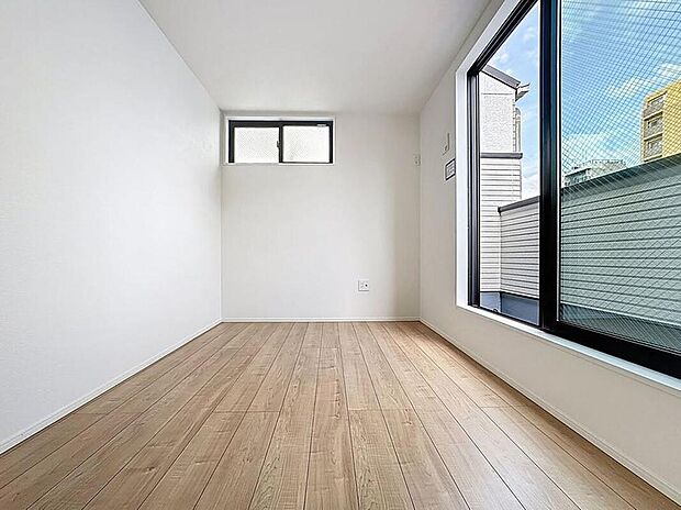 【リビング以外の居室】ほっと一息つけるような、安心して寛げる雰囲気の空間です。シンプルな内装は、時が経ちニーズが変わっても、フレキシブルに活用頂けます。