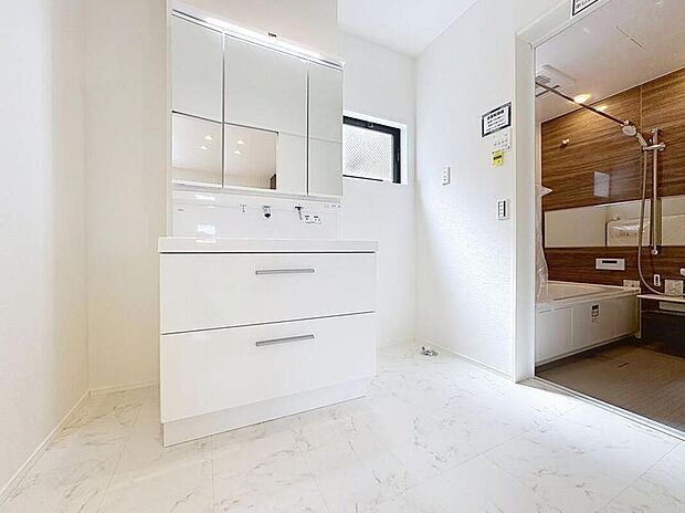 【洗面台・洗面所】落ち着いた空間を演出するカラーと、ゆったり落ち着いてお使い頂ける広さが魅力のパウダールーム。居室からも独立しており、プライベート空間を保ちます。