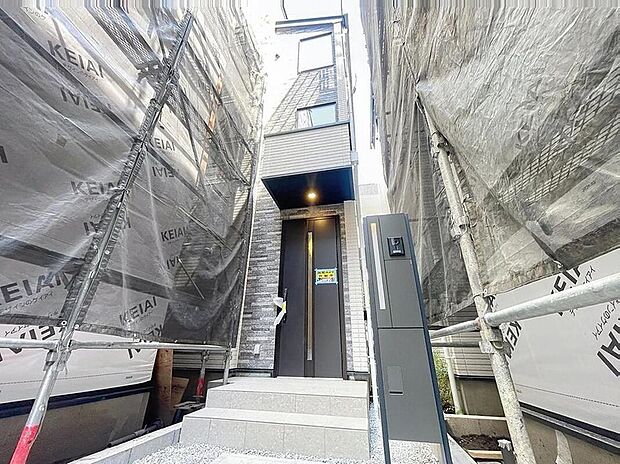 【現地外観写真】「ルーフバルコニーのある3SLDK」広々して快適なルーフバルコニーでは、青空の下で様々な時間をお過ごし頂けます。