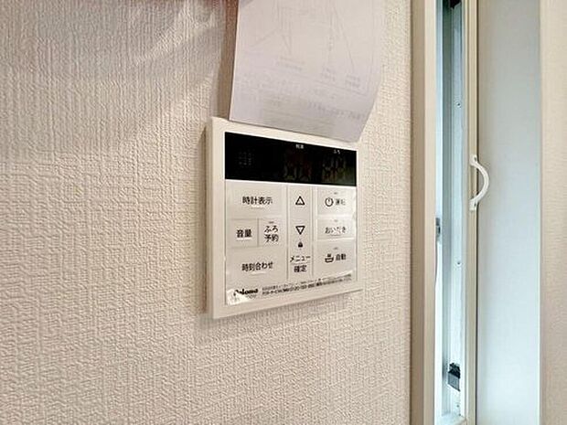 【「オートバス」】スイッチ1つで一定量の湯を浴槽に張ったり、保温や追い焚きをすることができるシステムが付いたバスのこと。お忙しい奥様にもお忙しい奥様にも嬉しいポイントです。
