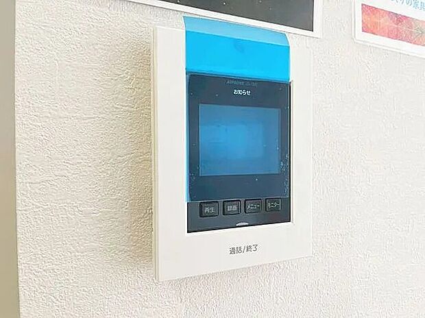 【見える安心・TVモニター付きインターホン】誰が来てもわかる様にモニター付きインターホンを設置。家事導線を考慮した個所に設置し、防犯性と利便性に優れ快適と安らぎを合わせた優しい設計。