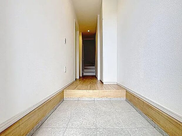 【玄関】「玄関」「ただいま」・「おかえり」。新居で交わす家族同士の何気ないやり取りがただ何となく嬉しいんです。自分のお家を手に入れた事の喜びが感じられるお客様からの素敵なエピソードです。
