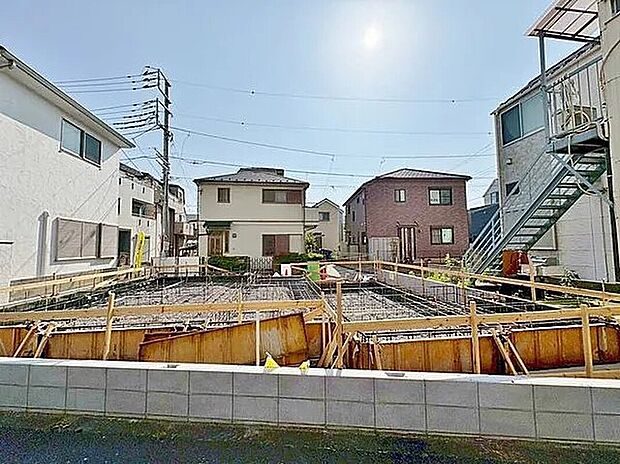 【現地外観写真】＼見えない部分にも確かな安心を／地震・湿気に強い「ベタ基礎」工法。