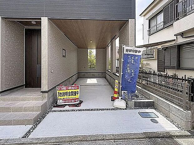 【駐車場】車を風雨からしっかりと守ってくれるビルトインガレージです。

