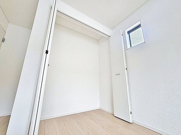 【収納】収納の多さも魅力です。使い勝手の良い収納を豊富に設置しております。居住スペースを充分に確保することができる為、ゆとりある室内で、ゆっくりとご寛ぎいただけます。