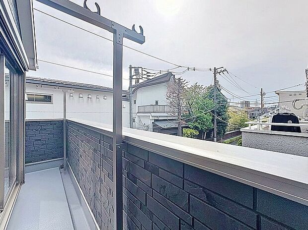 【バルコニー】大きな空に囲まれた気持ちのいい住まい。バルコニーを覗くだけで圧倒的な開放感に包まれます。