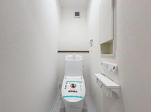 【トイレ】「温水洗浄便座付きトイレ」トイレは快適な温水洗浄便座付です。清潔感のあるホワイトで統一しました。いつも清潔な空間であって頂けるよう配慮された造りです。