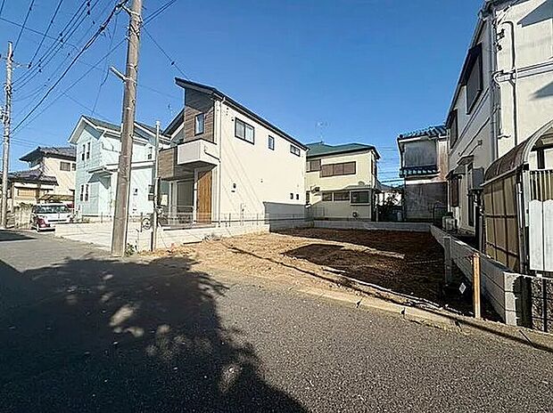 【 前面道路含む現地写真】北側4m道路に面し、南側からの視線を気にせず過ごせる好立地。プライベート感のある住環境です。