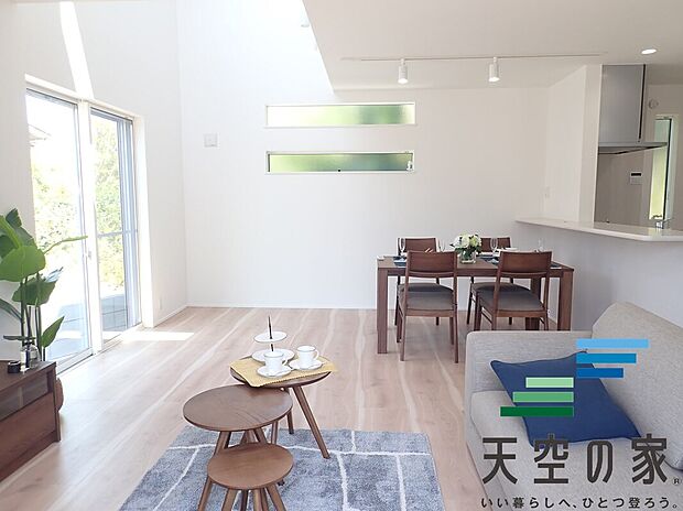 【施工例【内観】】【同仕様】
「1日中自然光が差し込み明るい家」。それを実現するため、南面に最大限の開口をとり、太陽の位置に左右されることなく爽やかな明るさが実現されております。