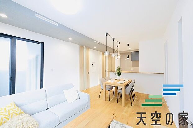 【施工例【内観】】標準で全室ハイドアになっているおり、全体的に高さを強調しているので広く感じます。