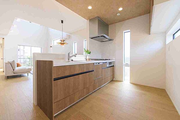 【施工例【内観】】標準で全室ハイドアになっているおり、全体的に高さを強調しているので広く感じます。