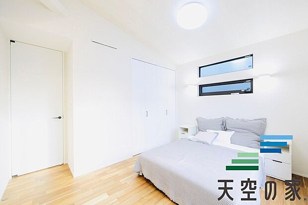 【施工例【内観】】【同仕様】心と体をゆったりと安らげる空間。寝室のゆとりが大きい分だけ、暮らしの安らぎは深まります。一日の疲れを癒すだけでなく、ご夫婦の親密な語らいを紡ぎ出します。