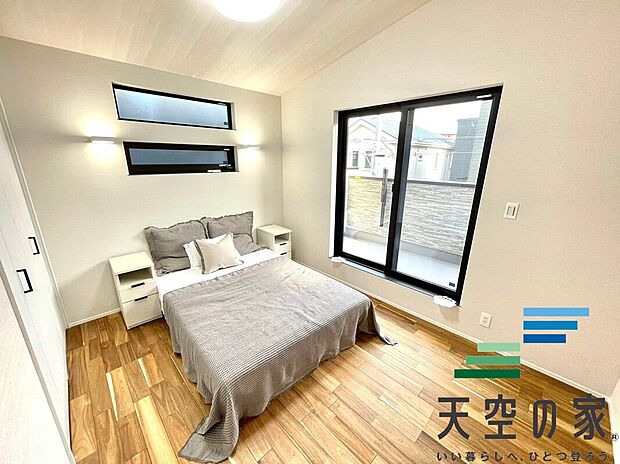 【施工例【内観】】【同仕様】
窓を多く取り入れているのでお部屋全体にお日様の光が差し込みますね!二面採光となっておりますので、自然と光が入る空間になっています。