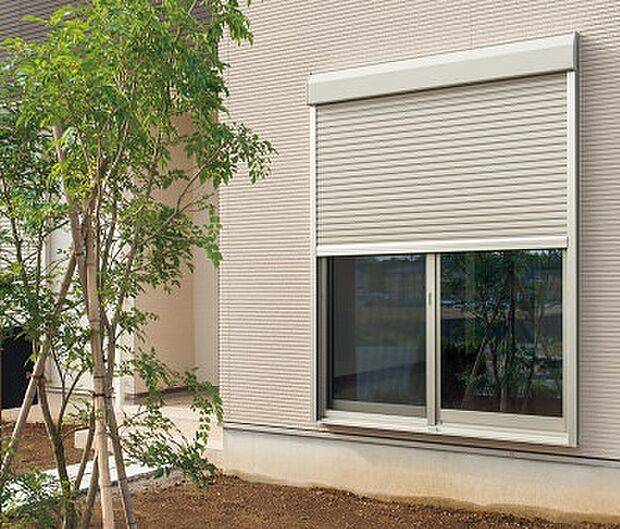 【窓用シャッター】防災・防犯面はもちろんプライバシーも守れる窓用シャッターは防音効果もあり快適な睡眠環境をもたらす事ができます。
※メーカーは当社指定