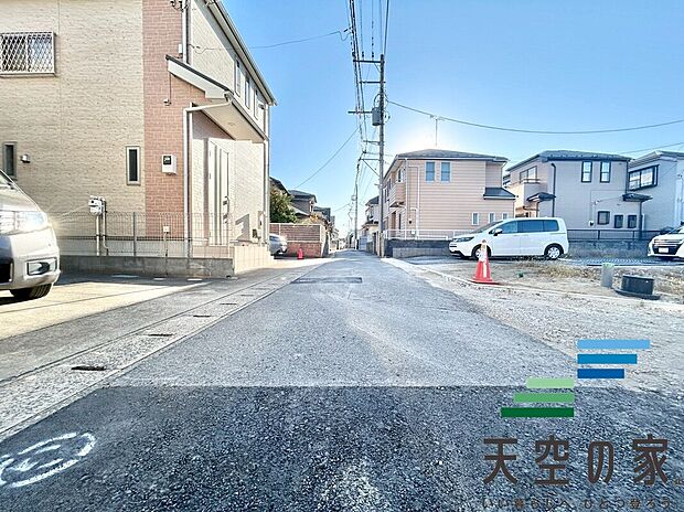 【現地写真】広々とした前面道路です。