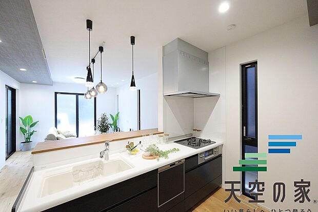 【キッチン】【同仕様】作業スペースの確保からお料理の受け渡しまでらくらくです。
お料理のできる過程がリビングからも分かり、食器準備やお片付けもご家族でみんなでできます。