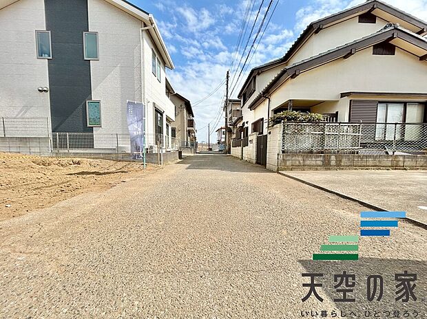 【現地写真】広々とした前面道路です。