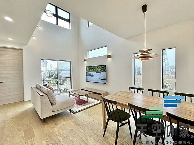 【施工例【内観】】【同仕様】家族が自然と集まる癒しの空間です。